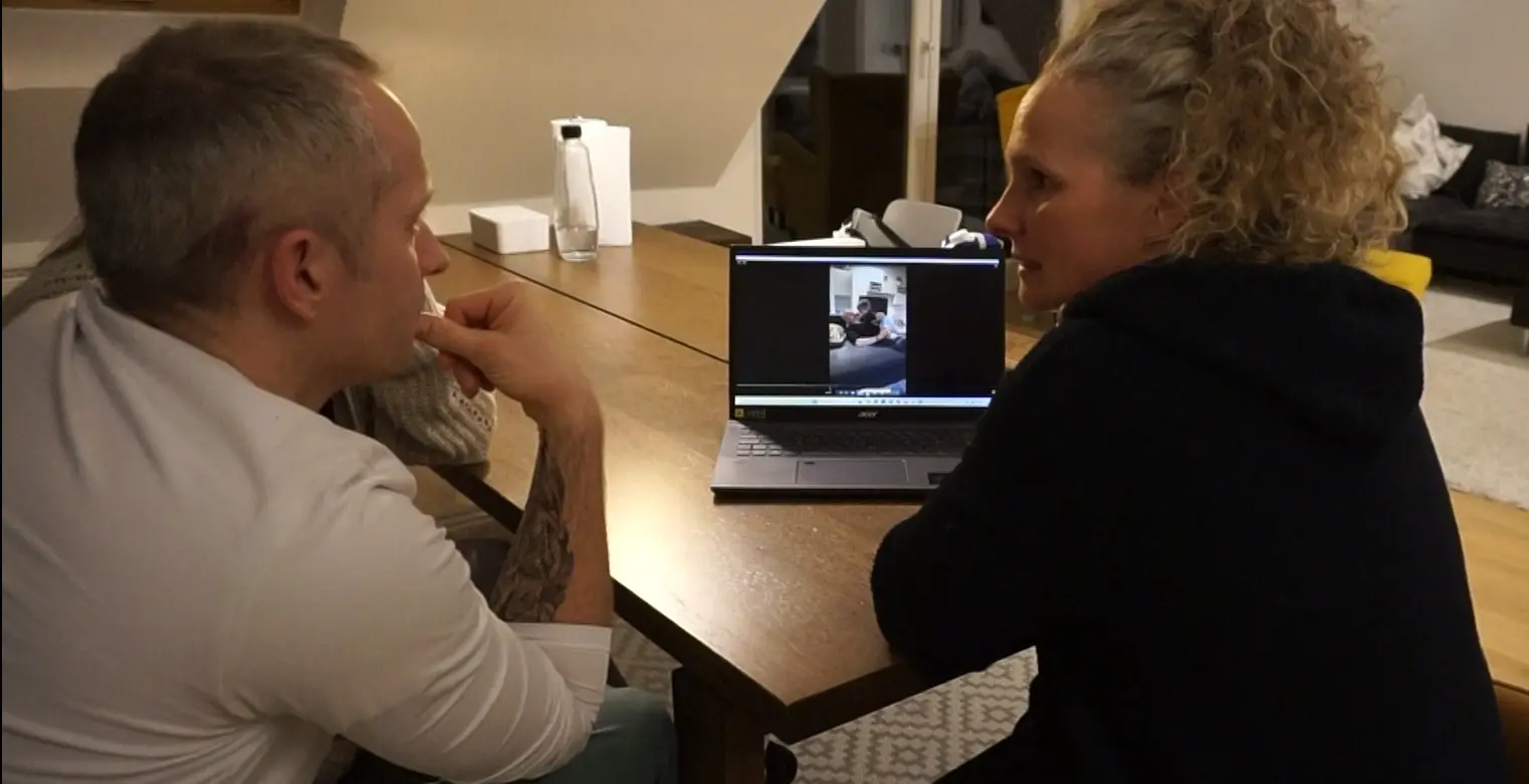 Marte-Meo-Elternberatung mit gemeinsamer Videoauswertung am Laptop