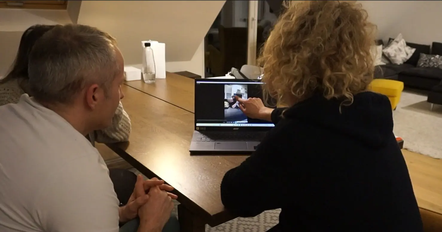 Marte-Meo-Elternberatung bei der gemeinsamen Videoauswertung am Laptop