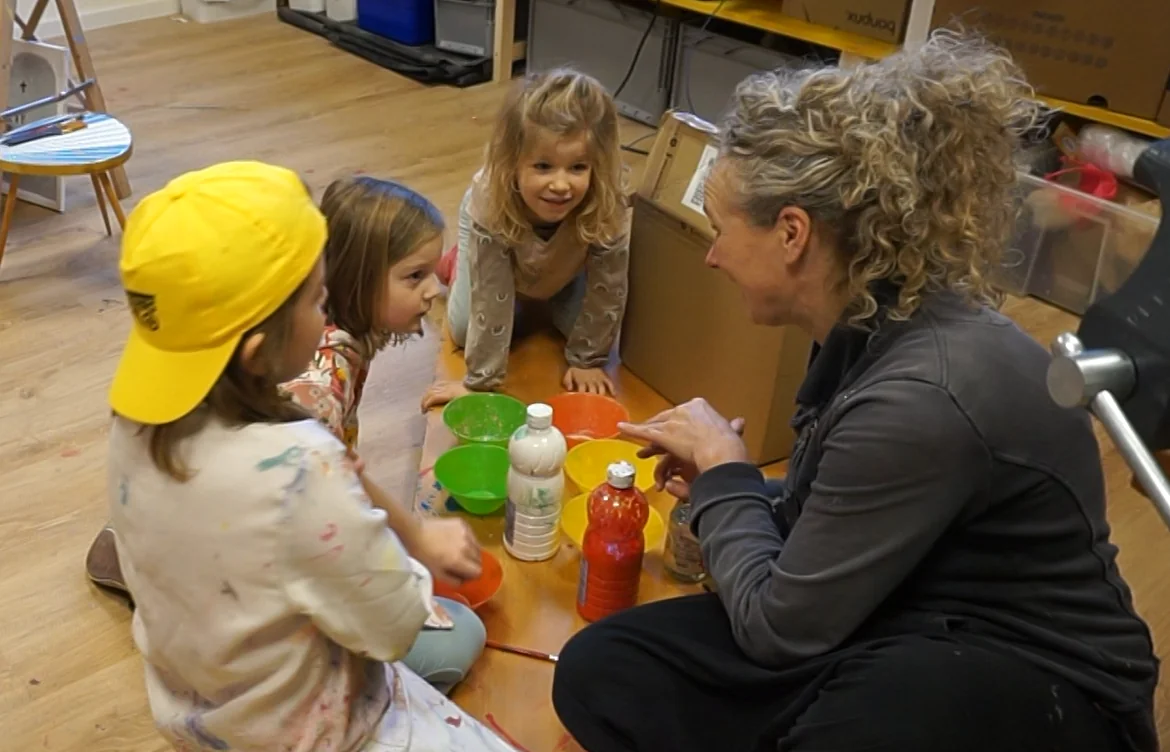 Marte-Meo-Praxissituation mit Kindern im Atelier Fühlmal